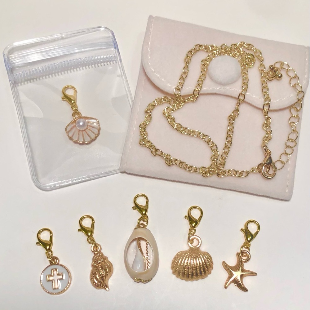 🌠🐠New Gold-Tone “Seashell/Beach” Themed Removable Lobster Claw Charm Necklace🐠🌠